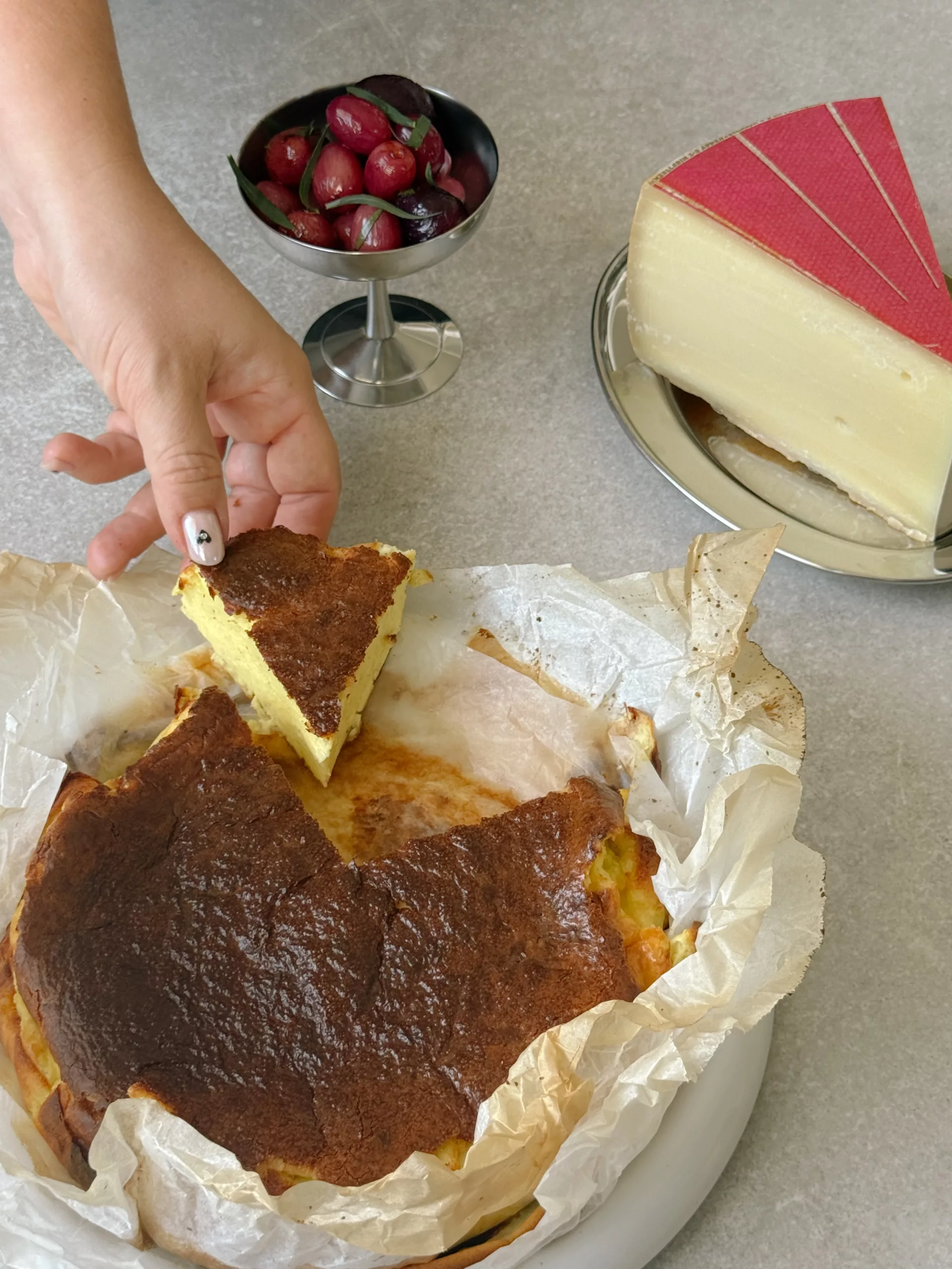 Cheesecake basque salé à l’Appenzellerin® et raisins rôtis